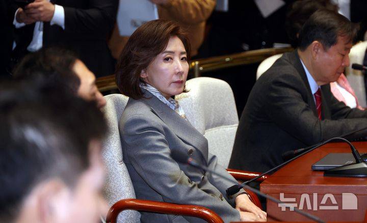 파면 직후 나경원.JPG | 인스티즈