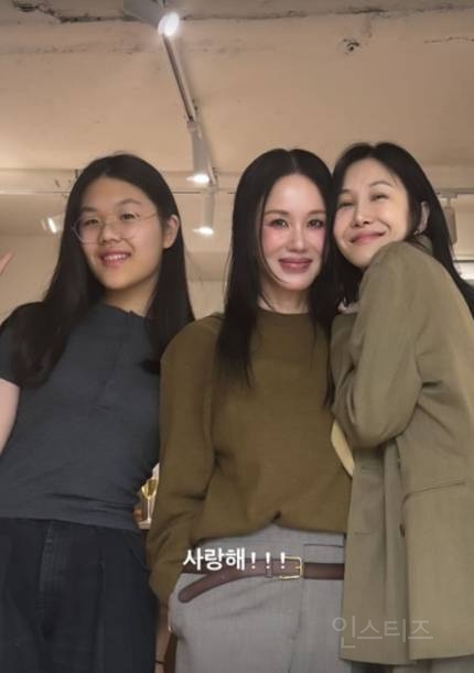 엄정화, 편안해진 엄태웅과 투샷..훌쩍 큰 지온이도 활짝 | 인스티즈