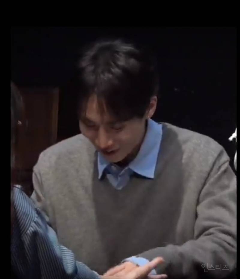  팬이랑 손잡을때 멤버별 특징.X
