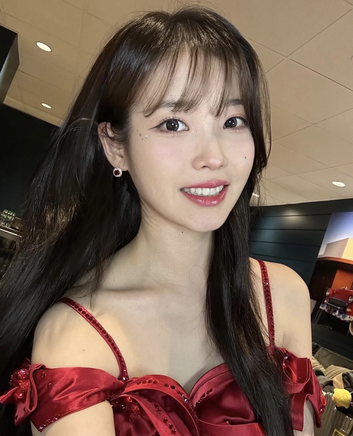 [잡담] 아이유 콘서트 메이크업은 색다르게 예쁘다 | 인스티즈