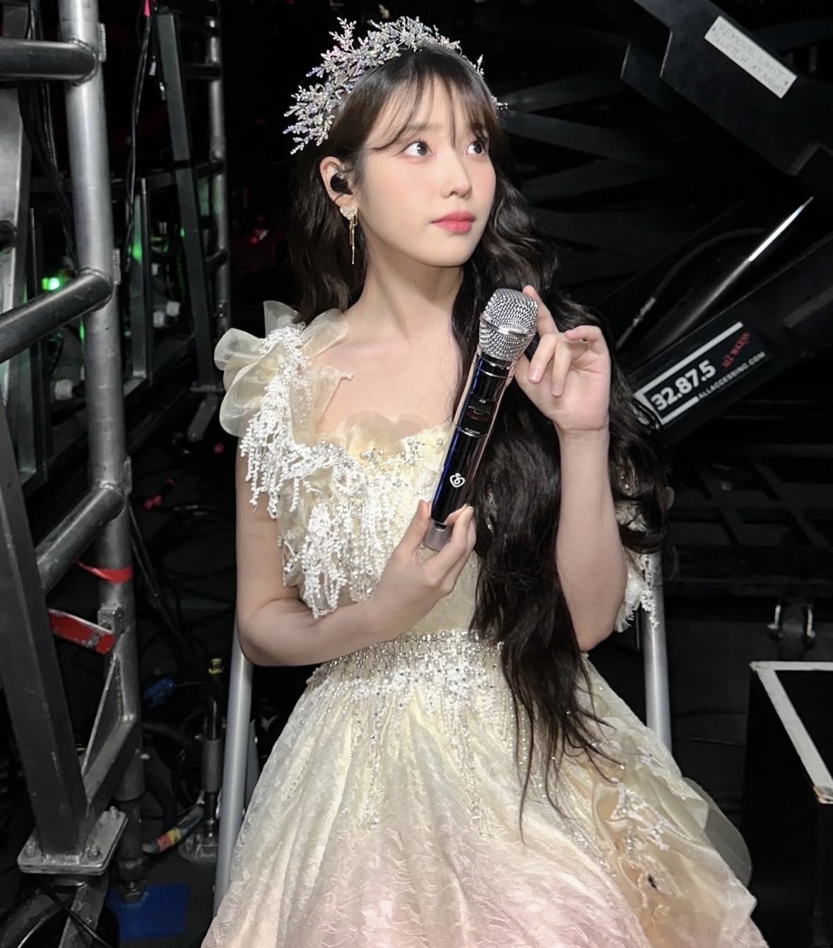 [잡담] 아이유 콘서트 메이크업은 색다르게 예쁘다 | 인스티즈