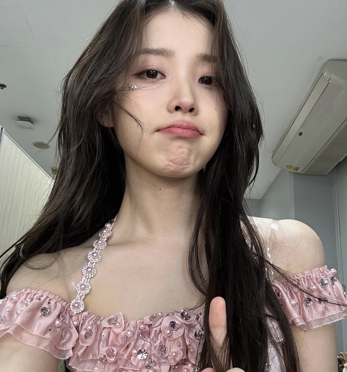 [잡담] 아이유 콘서트 메이크업은 색다르게 예쁘다 | 인스티즈