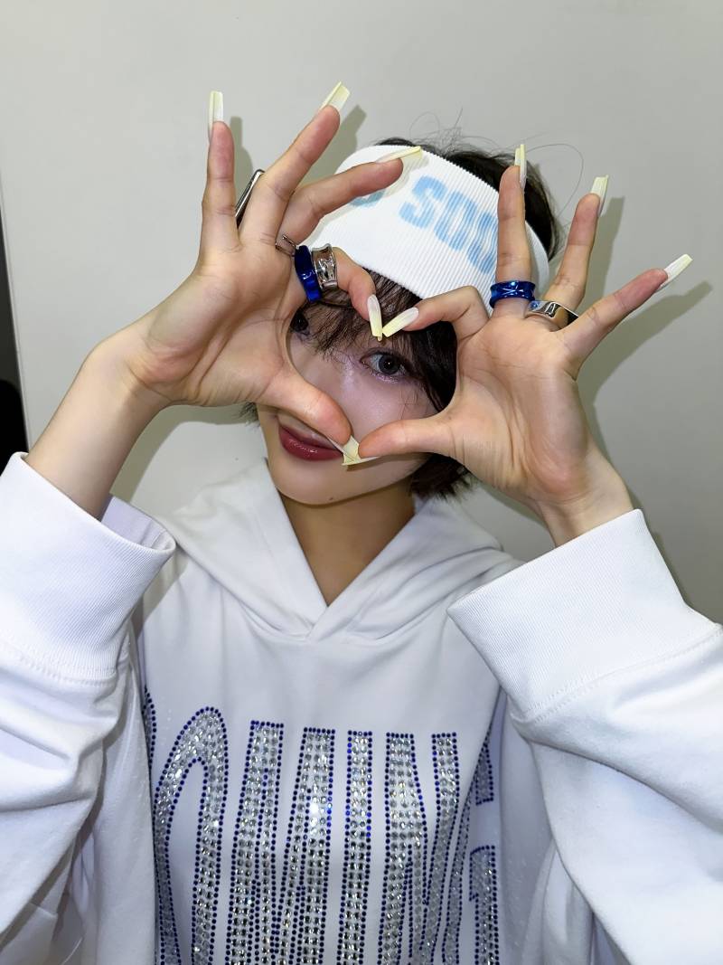 데뷔 전 사진 올려준 것 같은 오늘자 키키 공트.jpg | 인스티즈