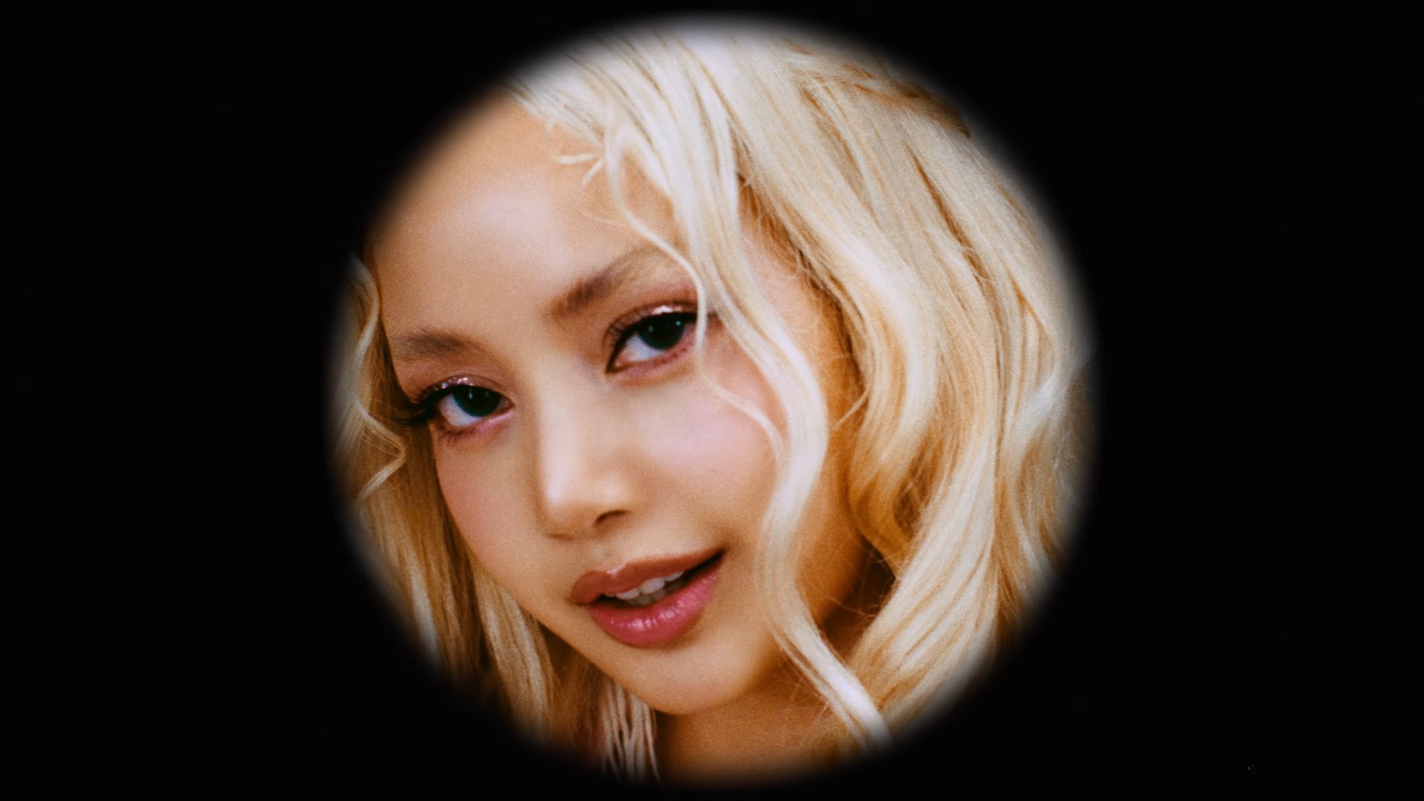 돈으로 도배한 블랙핑크 리사 'Rapunzel' | 인스티즈