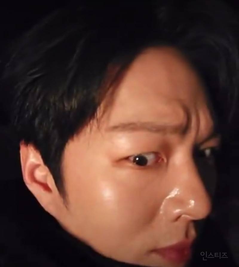  애기깰까봐 걱정하는 아빠 보는줄.jpg
