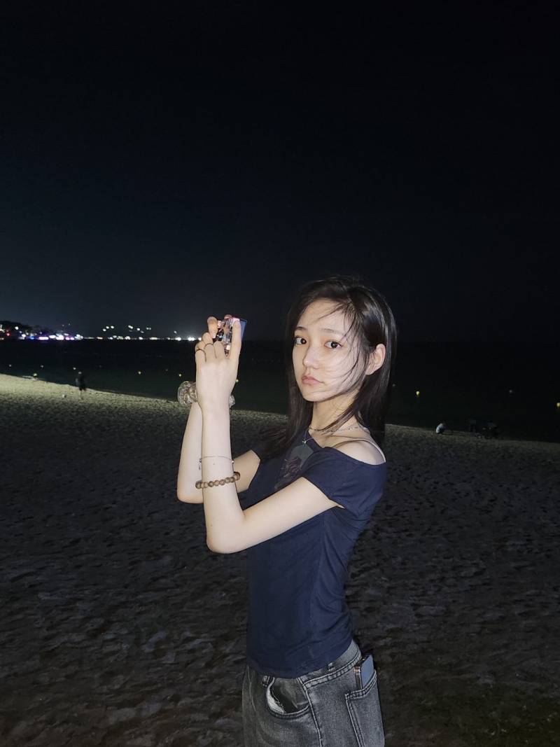  화장기없이 밤바다 구경하는 키키 지유 장발시절.jpg