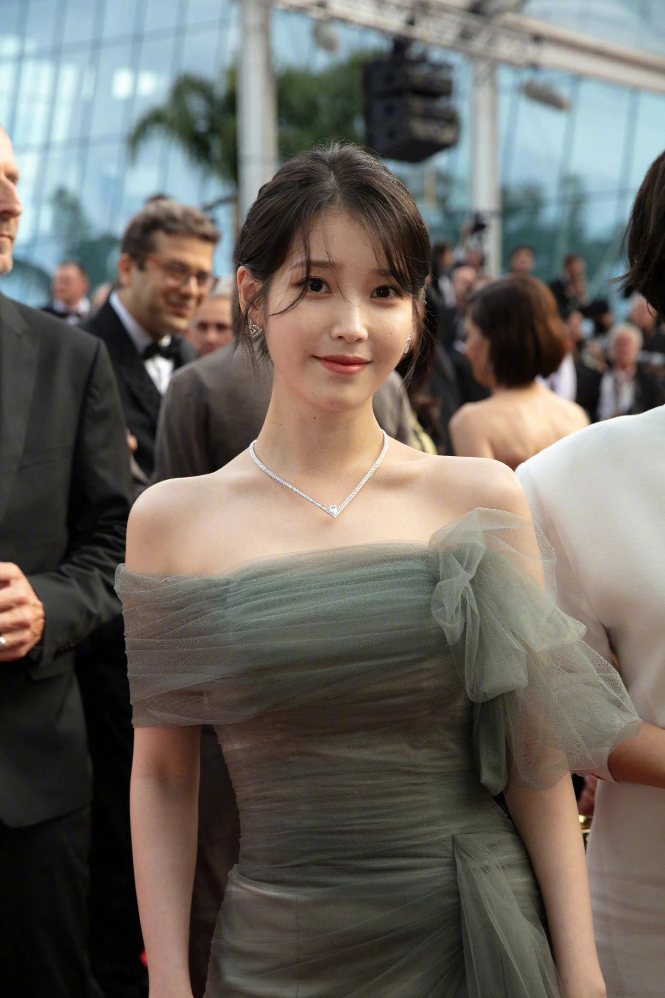 [잡담] 아이유 칸에서 입은 드레스 원래 자주 입는 색감이나 | 인스티즈