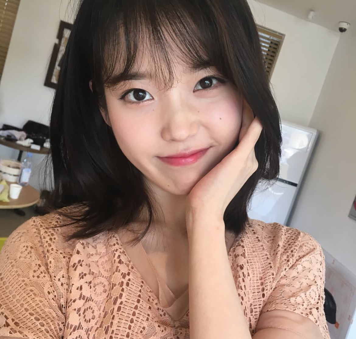 [잡담] 아이유 볼점 꽤 진한데 어울리는 거 부럽다 | 인스티즈