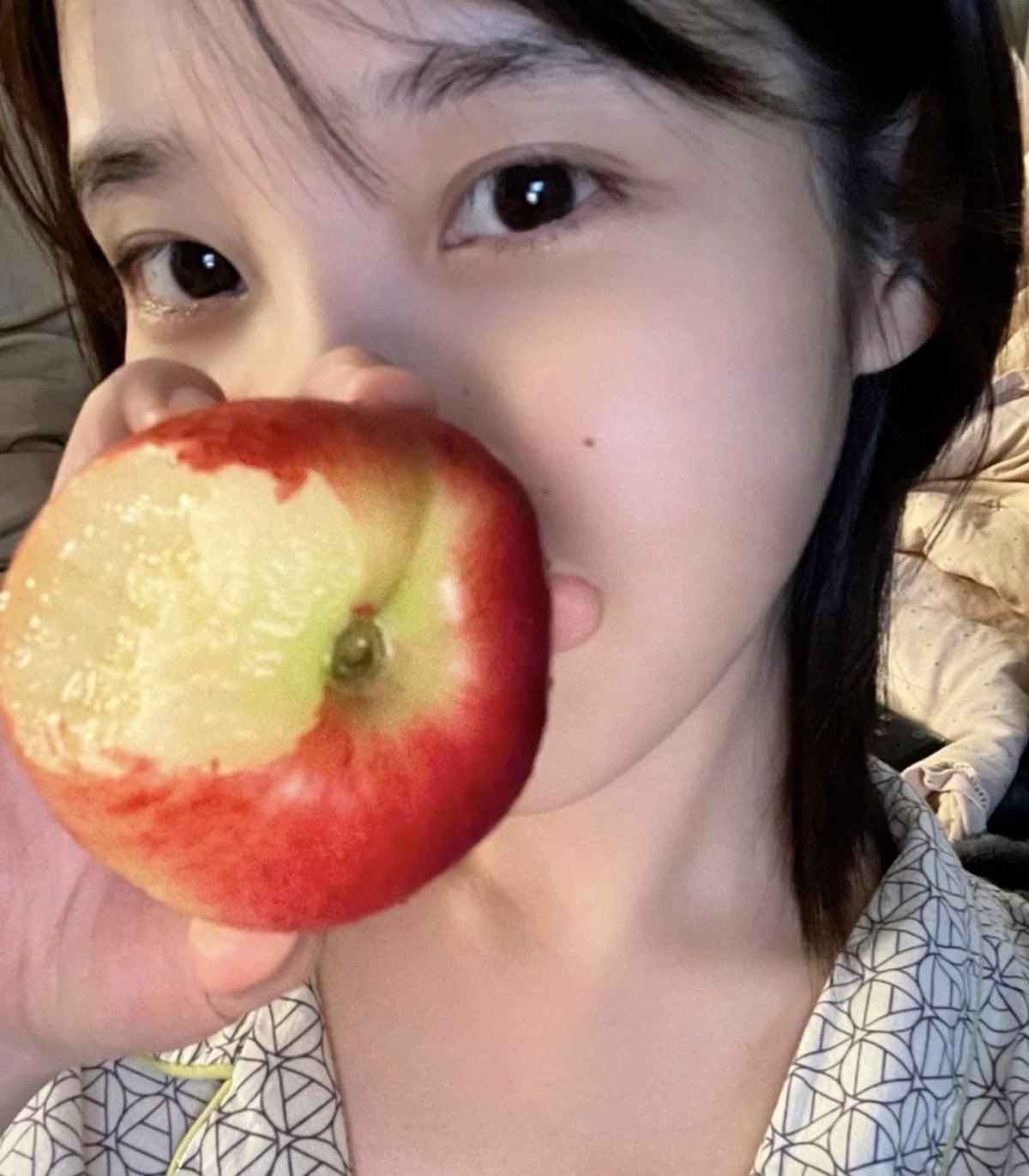[잡담] 아이유 볼점 꽤 진한데 어울리는 거 부럽다 | 인스티즈