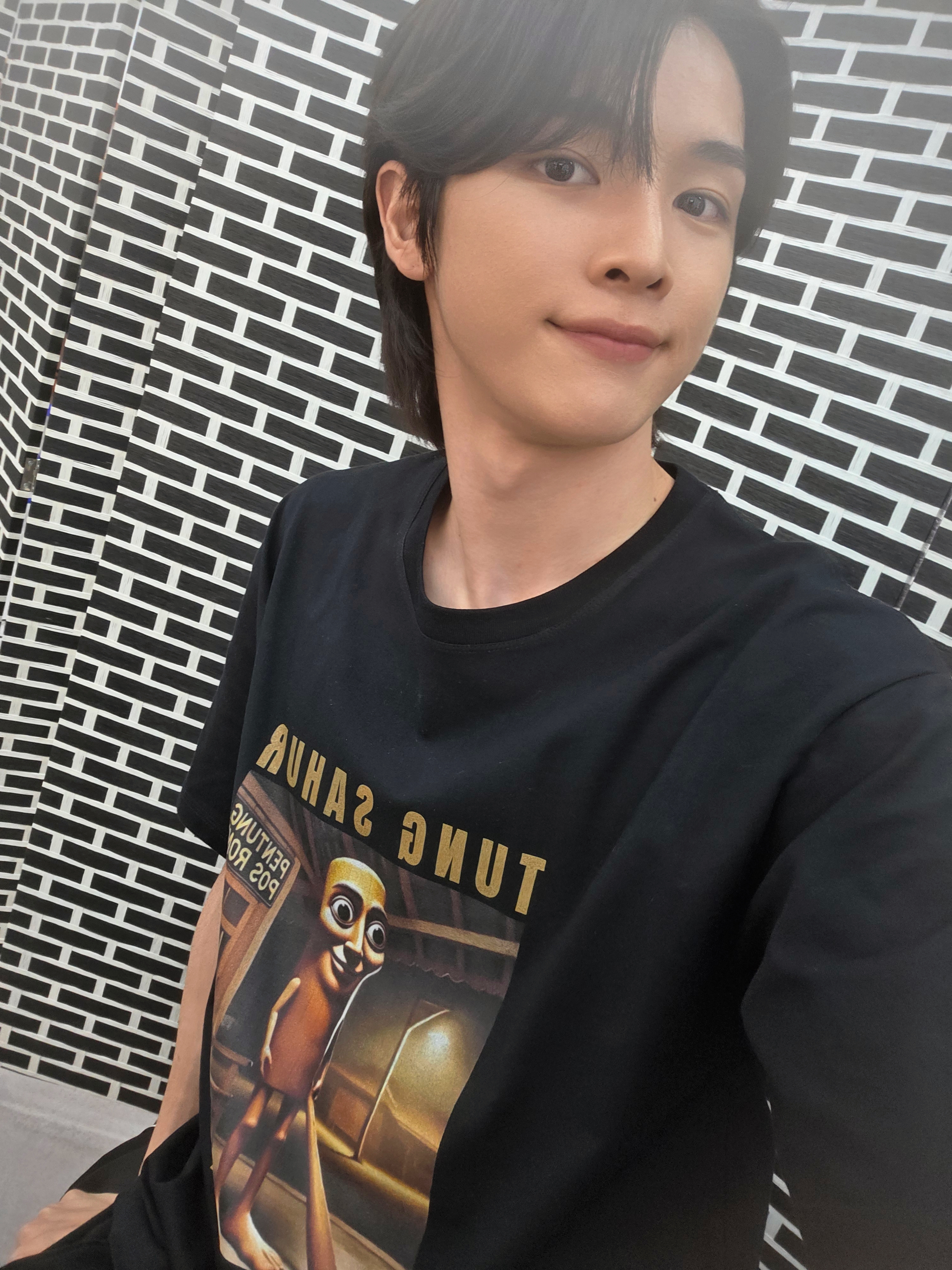 [잡담] 성찬이 티셔츠 퉁퉁퉁퉁퉁퉁퉁퉁퉁 사후르 미쳣나 개웃겨 | 인스티즈