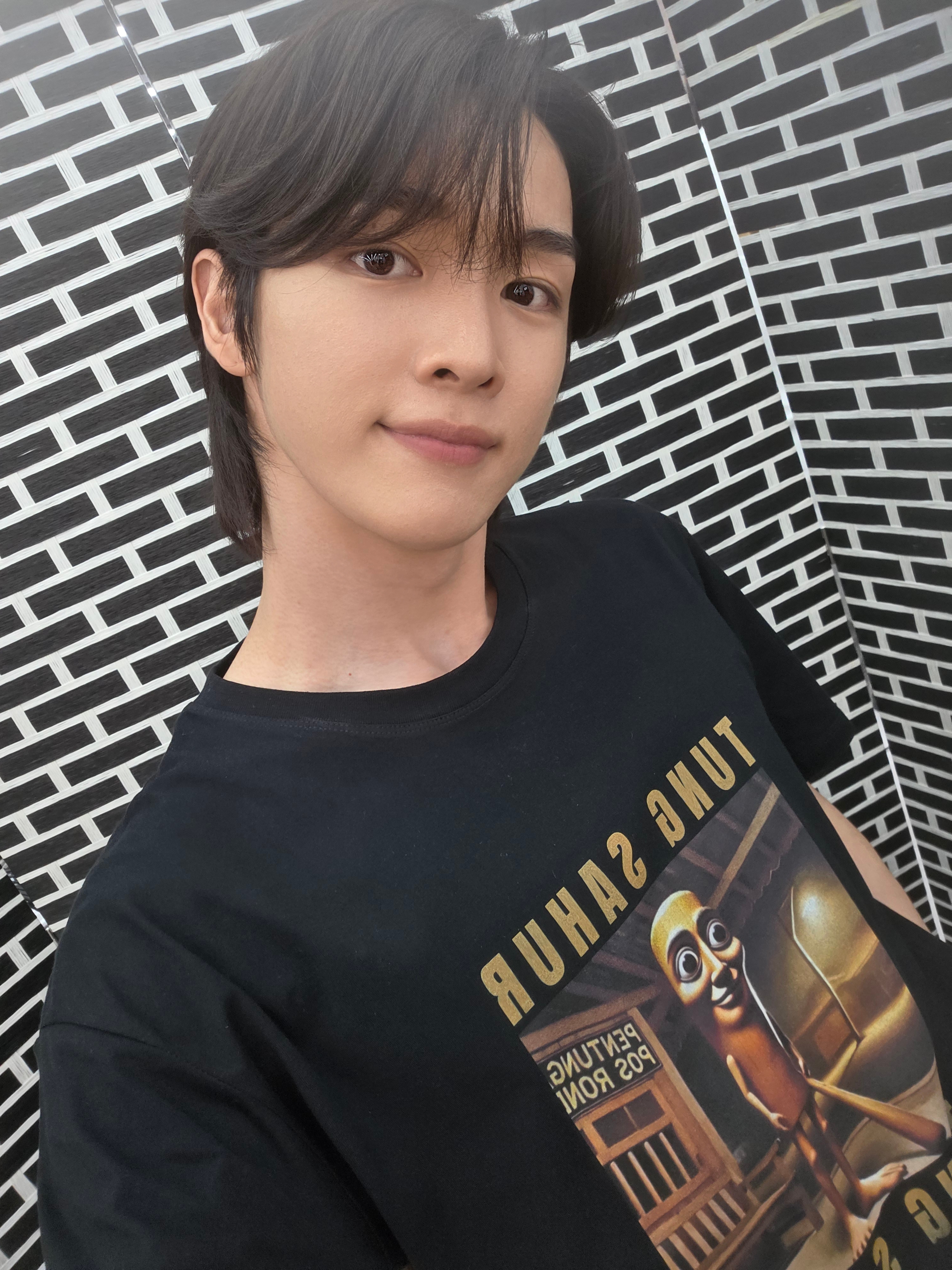 [잡담] 성찬이 티셔츠 퉁퉁퉁퉁퉁퉁퉁퉁퉁 사후르 미쳣나 개웃겨 | 인스티즈