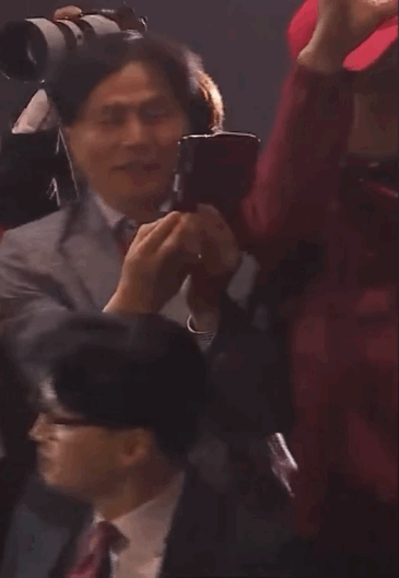 머리 살짝 건드리자 기겁하는 한동훈 ㅋㅋㅋㅋ.gif | 인스티즈