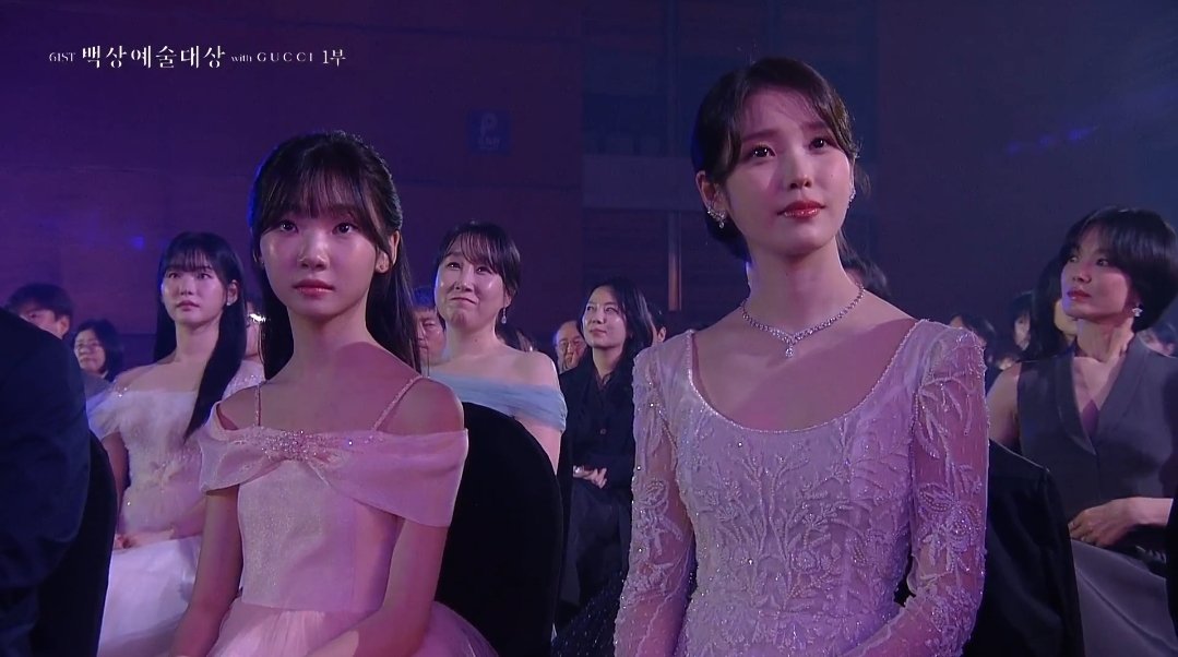 [잡담] 아이유 뒤에 금명이 대학교수님이당 !! - 인스티즈(instiz) 드영배 카테고리