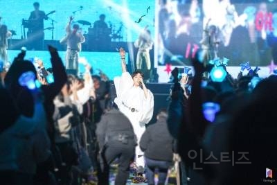 판타지소설 속 의상으로 콘서트 말아준 가수 | 인스티즈