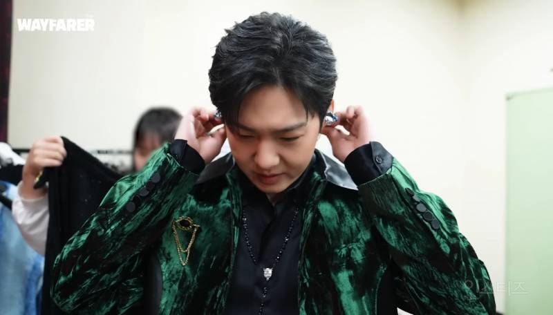 판타지소설 속 의상으로 콘서트 말아준 가수 | 인스티즈