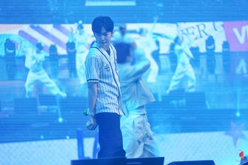 판타지소설 속 의상으로 콘서트 말아준 가수 | 인스티즈