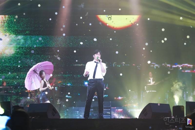 판타지소설 속 의상으로 콘서트 말아준 가수 | 인스티즈