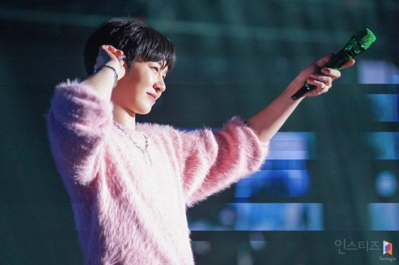 판타지소설 속 의상으로 콘서트 말아준 가수 | 인스티즈