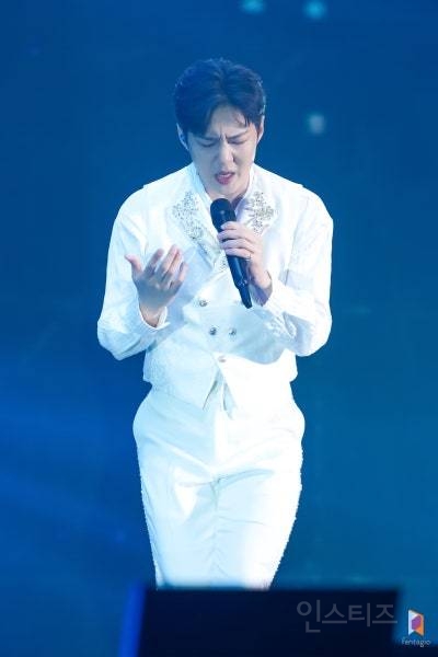 판타지소설 속 의상으로 콘서트 말아준 가수 | 인스티즈