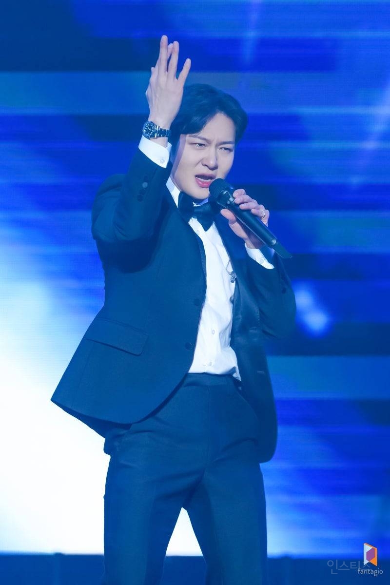 판타지소설 속 의상으로 콘서트 말아준 가수 | 인스티즈
