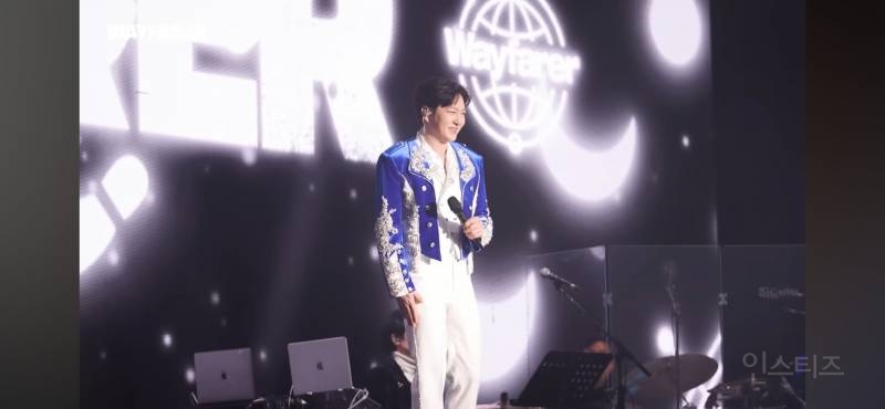 판타지소설 속 의상으로 콘서트 말아준 가수 | 인스티즈