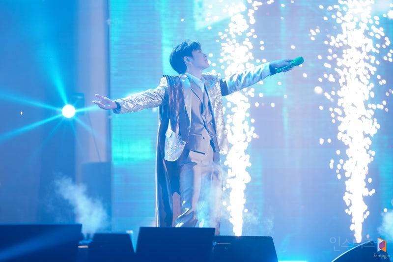 판타지소설 속 의상으로 콘서트 말아준 가수 | 인스티즈