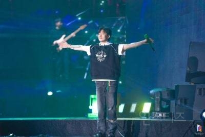 판타지소설 속 의상으로 콘서트 말아준 가수 | 인스티즈