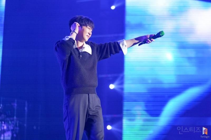 판타지소설 속 의상으로 콘서트 말아준 가수 | 인스티즈