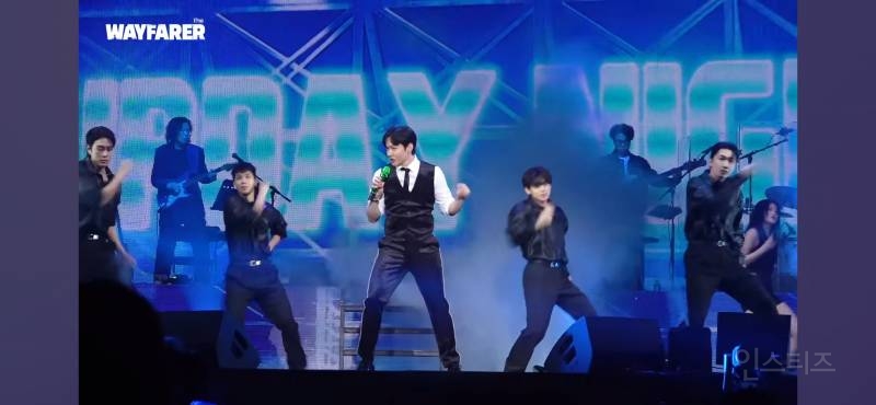 판타지소설 속 의상으로 콘서트 말아준 가수 | 인스티즈