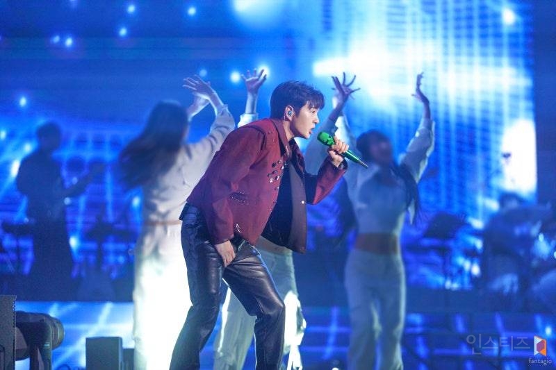 판타지소설 속 의상으로 콘서트 말아준 가수 | 인스티즈