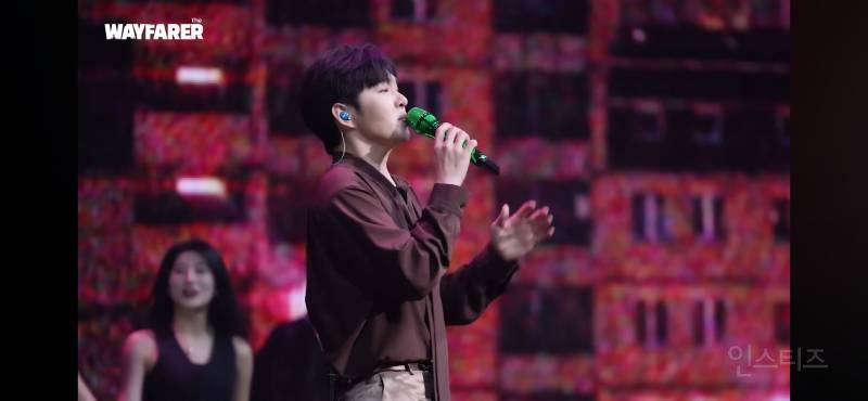 판타지소설 속 의상으로 콘서트 말아준 가수 | 인스티즈