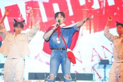 판타지소설 속 의상으로 콘서트 말아준 가수 | 인스티즈