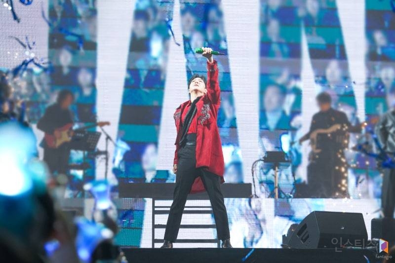 판타지소설 속 의상으로 콘서트 말아준 가수 | 인스티즈