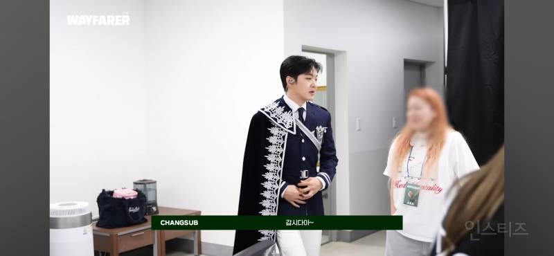 판타지소설 속 의상으로 콘서트 말아준 가수 | 인스티즈