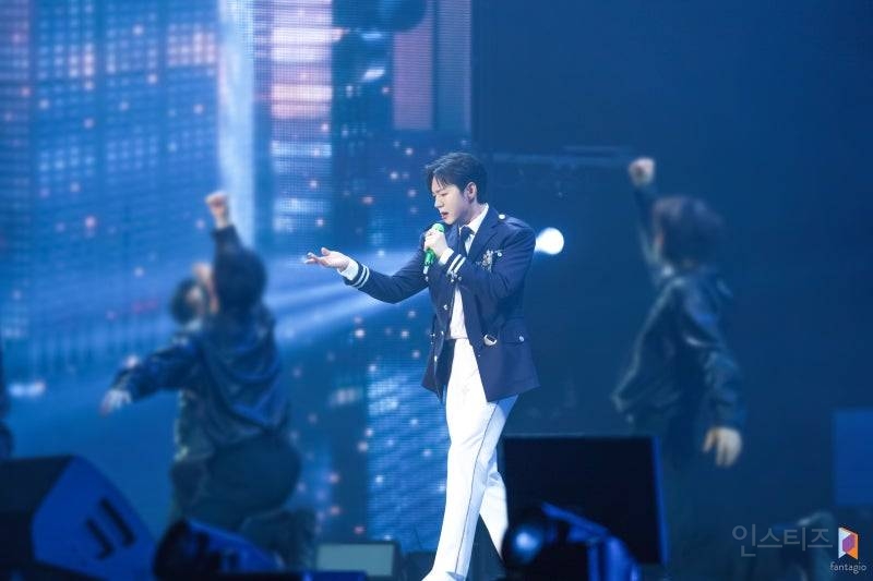 판타지소설 속 의상으로 콘서트 말아준 가수 | 인스티즈