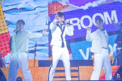 판타지소설 속 의상으로 콘서트 말아준 가수 | 인스티즈