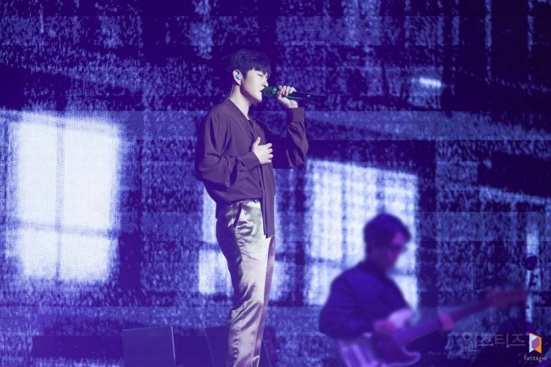 판타지소설 속 의상으로 콘서트 말아준 가수 | 인스티즈