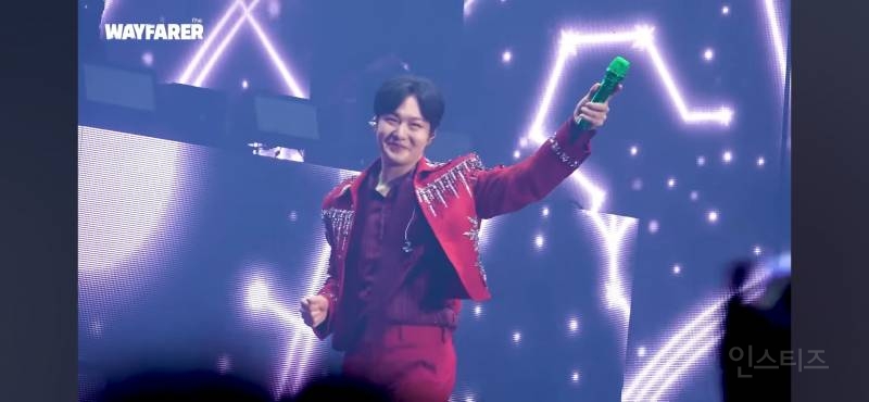 판타지소설 속 의상으로 콘서트 말아준 가수 | 인스티즈