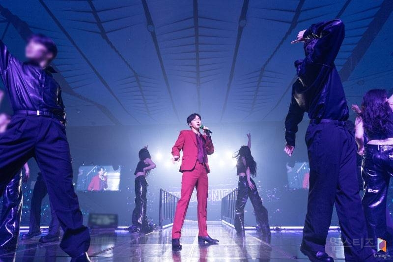 판타지소설 속 의상으로 콘서트 말아준 가수 | 인스티즈