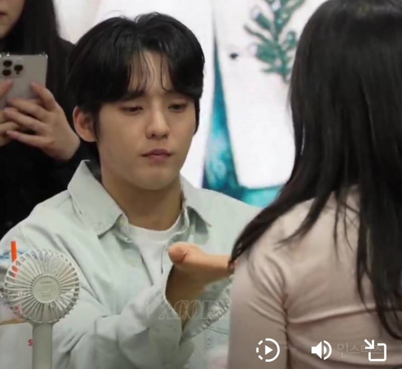 팬이 준비한 선물에 리액션 하는 아이돌.jpg | 인스티즈