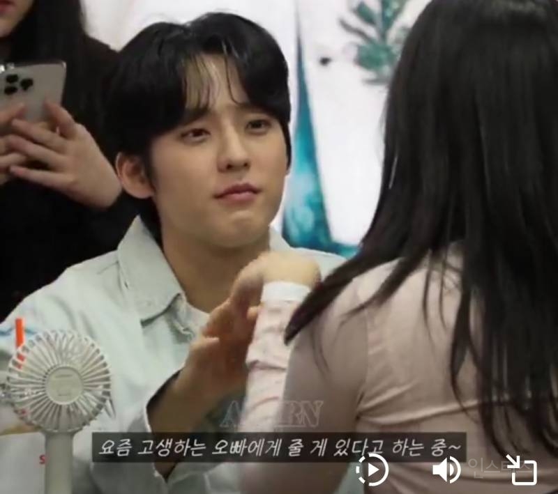  팬이 준비한 선물에 리액션 하는 아이돌.jpg