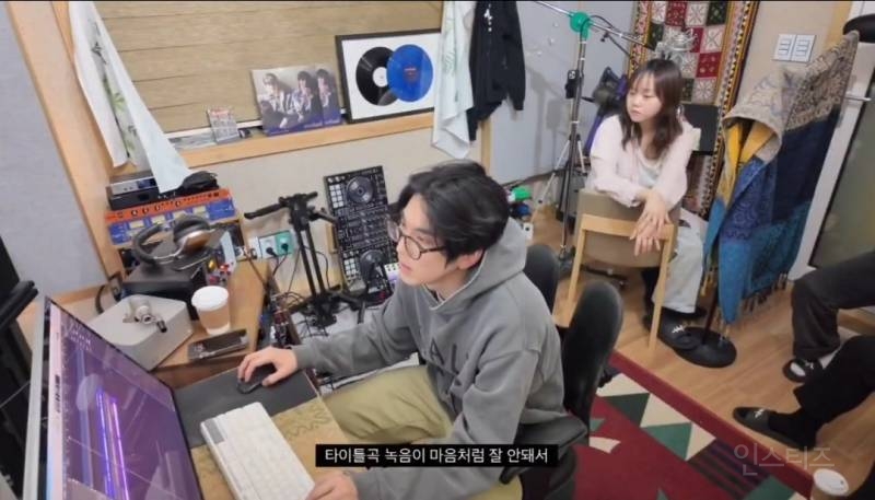  같은소속사 후배 디렉팅하는 선배 모먼트.jpg1