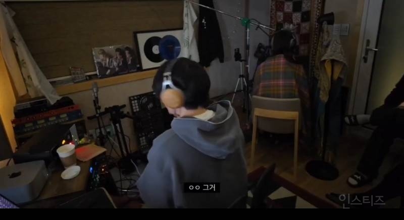 같은소속사 후배 디렉팅하는 선배 모먼트.jpg | 인스티즈