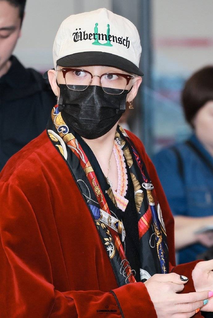  지디가 최근 빠졌다는 목욕가운 패션.jpg