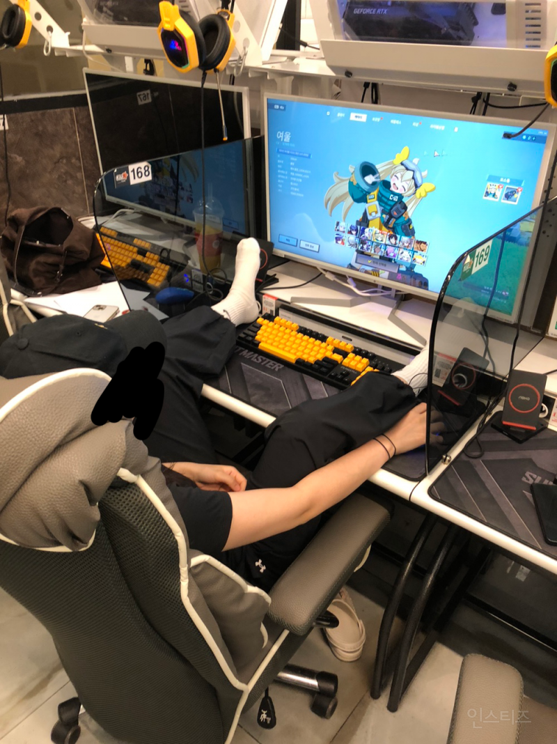 내 친구 게임 진짜 특이한 자세로 해ㅋㅋㅋ | 인스티즈