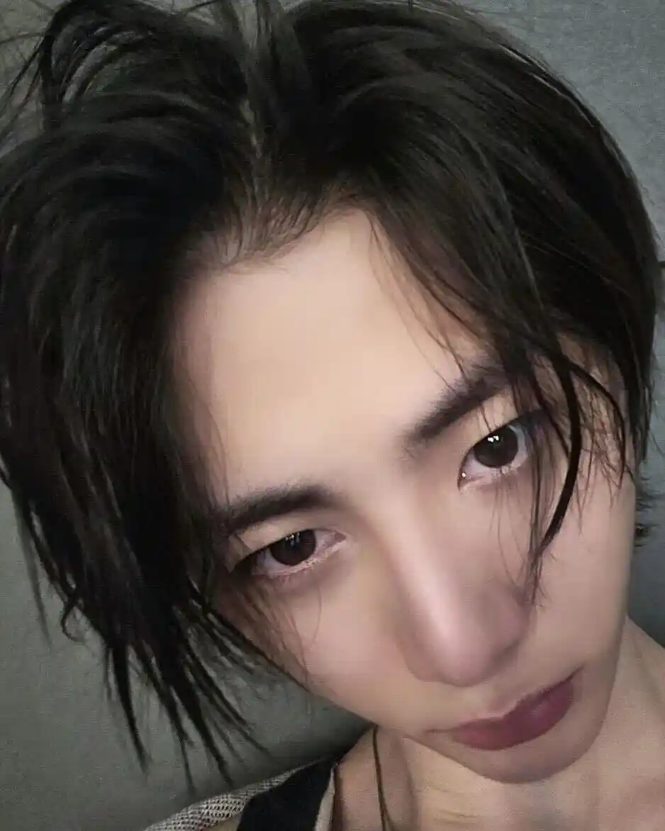 지호야 한태산 흑발 돌려내라 좋은 말로 할 때 취향의 한태산 한동민 탯왼 탯른 셀피 webp (4) 공유 | 인스티즈