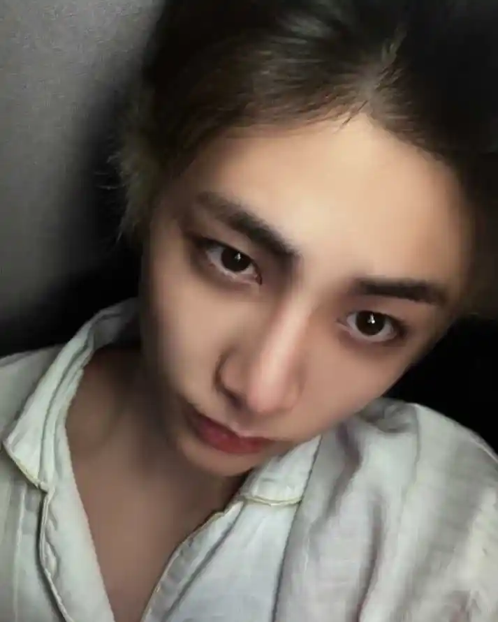 지호야 한태산 흑발 돌려내라 좋은 말로 할 때 취향의 한태산 한동민 탯왼 탯른 셀피 webp (4) 공유 | 인스티즈