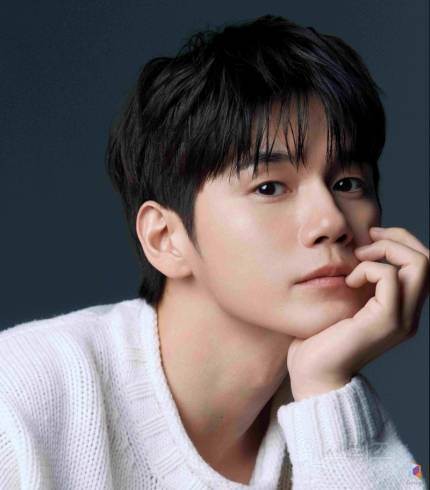  옹성우, 새 프로필 공개…제대 후 한층 짙어진 남성美1