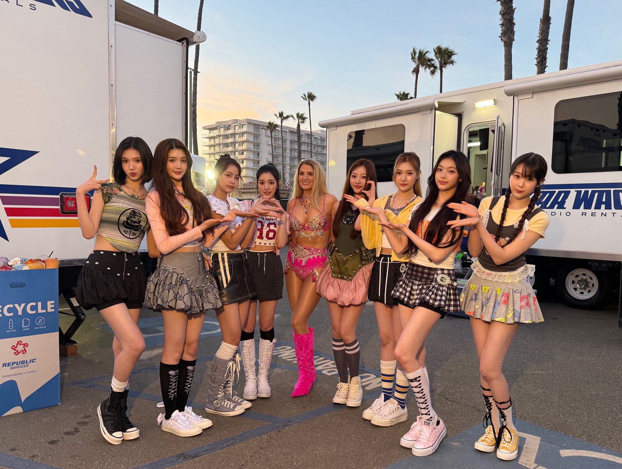 [잡담] 그간 본 하투하 의상 중에 젤 정신없고 약간옷이시끄러움 - 인스티즈(instiz) 연예 카테고리