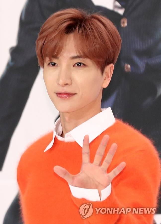  아이 러브 트럼프!” 이특, SM 30주년 콘서트서 美 대통령 향한 절절한 고백